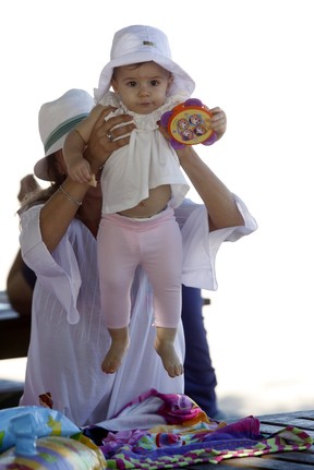 Fernanda Pontes e bebê (Foto: Marcos Ferreira / PhotoRioNews)