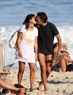 Bruno Mazzeo namora na praia (Foto: Andre Freitas  / Agnews)