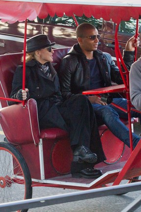 Madonna e o namorado Brahim Zaibat em Paris, na França (Foto: Getty Images/ Agência)