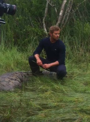 Kellan Lutz posa em Everglades (Foto: Reprodução/Twitter)