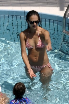 Jessica Alba em piscina de hotel em Amalfi, na Itália (Foto: Grosby Group/ Agência)