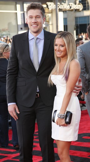 Ashley Tisdale com o namorado Scott Speer em première de filme em Los Angeles, nos Estados Unidos (Foto: AFP/ Agência)