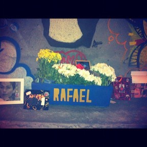 Homenagem a Rafael Mascarenhas no local do acidente que o matou no Rio (Foto: Twitter/ Reprodução)