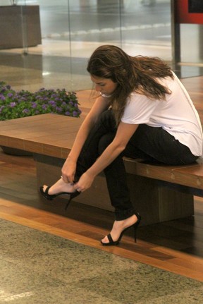 Fernanda Paes Leme ajeitando a sandália (Foto: Rogério Fidalgo / AgNews)