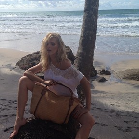 Ana Hickmann em ensaio na praia (Foto: Twitter/ Reprodução)