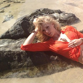 Ana Hickmann em ensaio na praia (Foto: Twitter/ Reprodução)