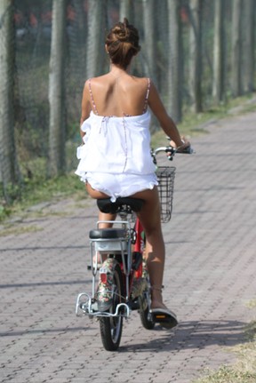 Com saída de praia sexy, Thayla Ayala anda de bike (Foto: Ag News/ Dilson Silva)