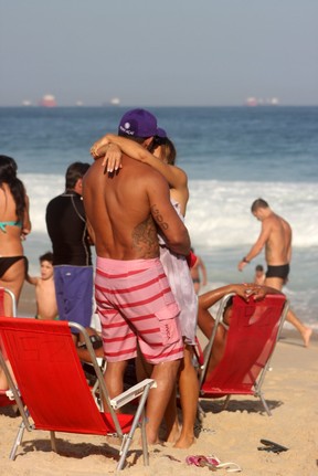 Vitor beija Joana na praia (Foto: Photo Rio News/ Edson Teófilo)