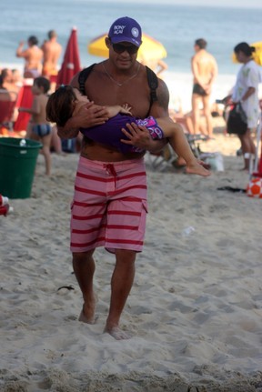 Paizão! Vitor leva filha no colo (Foto: Photo Rio News/ Edson Teófilo)