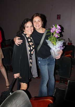 Rigina Duarte e Adriana Esteves na sessão da peça 'A primeira vista' no Rio (Foto: Fausto Candelária/ Ag. News)