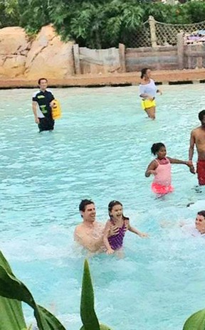Tom Cruise e Suri Cruise na piscina (Foto: Twitter / Reprodução)