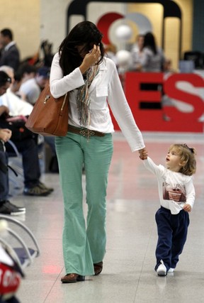 Daniella Sarahyba com a filha no aeroporto Santos Dumont (Foto: Leotty Jr / AgNews)