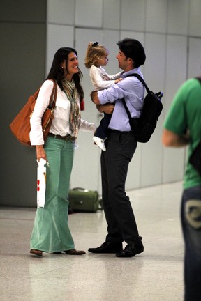 Daniella Sarahyba com a filha no aeroporto Santos Dumont (Foto: Leotty Jr / AgNews)