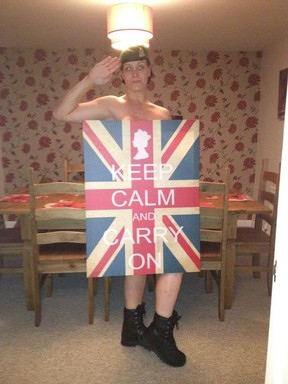 Fãs posam nus para apoiar príncipe Harry (Foto: Reprodução / Facebook)