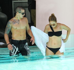 Jennifer Lopez com o namorado, Casper Smart, em piscine de hotel em Miami, nos Estados Unidos (Foto: Grosby Group/ Agência)
