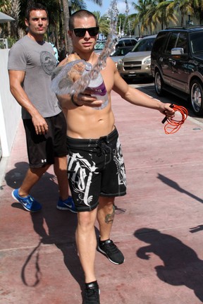 Casper Smart, namorado de Jennifer Lopez, joga água no paparazzo em hotel em Miami, nos Estados Unidos (Foto: Grosby Group/ Agência)