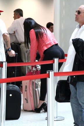 Mulher Melancia no aeroporto Santos Dumont (Foto: Henrique Oliveira / Foto Rio News)
