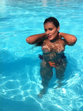 De topless ex-dançarina do Latino, Andressa,  mostra os sesus atributos em Cancun (Foto: CO Assessoria)