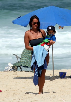 Mulher de Ricardo Pereira com filho na praia do leblon, RJ (Foto: Wallace Barbosa/AgNews)