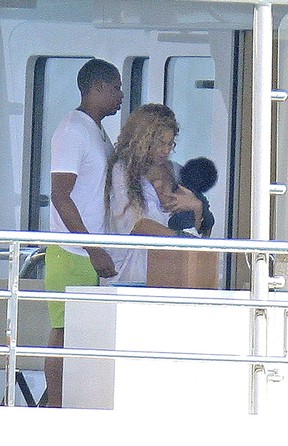 Beyoncé com o marido, Jay-Z, e filha do casal, Blue Ivy, em iate na França (Foto: Grosby Group/ Agência)