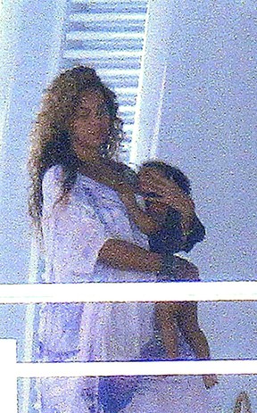 Beyoncé com a filha, Blue Ivy, em iate na França (Foto: Grosby Group/ Agência)