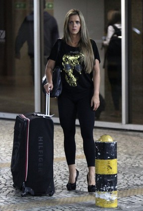 Denise Rocha, o Furacão da CPI, desembarca no aeroporto Tom Jobim, no Rio (Foto: Henrique Oliveira/ Foto Rio News)