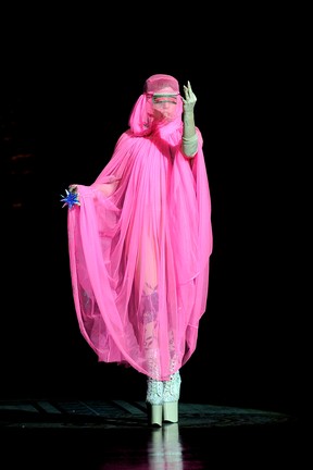 Lady Gaga no desfile de Philip Treacy na Semana de Moda de Londres, na Inglaterra (Foto: Gareth Cattermole/ Getty Images/ Agência)