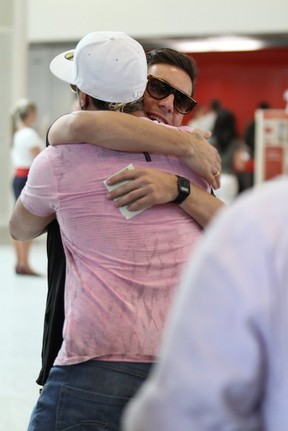 Di Ferrero tira foto com fas no aeroporto (Santos Dumont), e encontra cantor Belo (Foto: Henrique Oliveira/Photo Rio News)