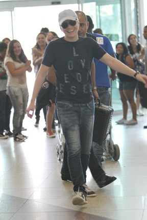 Michel Teló posa com fãs aeroporto Santos Dumont, RJ (Foto: Leotty Junior / AgNews)