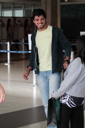 Rodrigo Simas no aeroporto (Foto: Orlando Oliveira / AgNews)