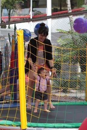 Após almoço Fernanda Pontes vai brincar com filha Malu em parque no shopping da Barra (Foto: Fábio Martins/Agnews)
