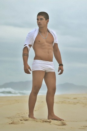 Douglas Sampaio em ensaio na praia (Foto: Erick Lima e Suellen de Paula/ BDR/ Divulgação)