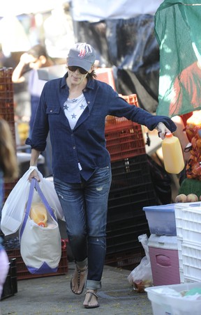 Jennifer Garner vai a feira em Los Angeles, nos Estados Unidos (Foto: Grosby Group/ Agência)