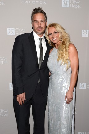 Britney Spears com o noivo, Jason Trawick, em evento em Los Angeles, nos EUA (Foto: AFP/ Agência)