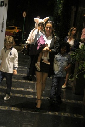 Giovanna Antonelli passeia com os filhos (Foto: Daniel Delmiro / AgNews)