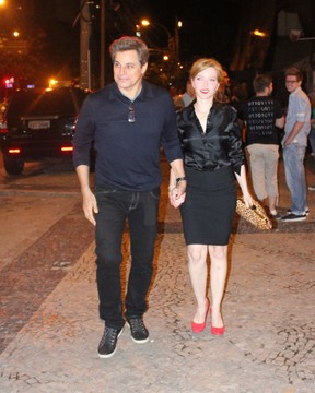 Edson Celulari com a namorada, Karin Roepke, em teatro no Rio (Foto: Fausto Candelária/ Ag. News)