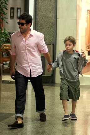 Murilo Benício com o filho Pietro em shopping no Rio (Foto: Marcus Pavão/ Ag. News)