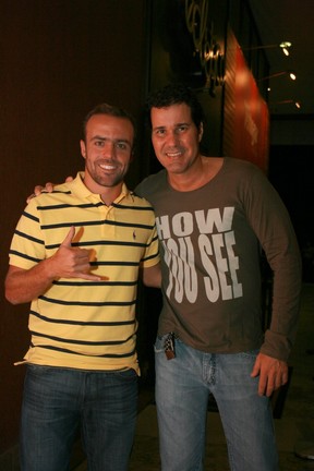 Roger Flores com amigo em bar no Rio (Foto: Delson Silva/ Ag. News)