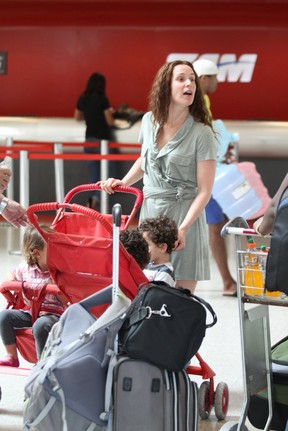 Vanessa Loes com filha no aeroporto Santos Dumont, RJ (Foto: Henrique Oliveira / FotoRioNews)