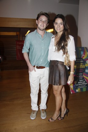 Fernanda Machado com o namorado em estreia de peça no Rio (Foto: Felipe Assumpção/ Ag.News)