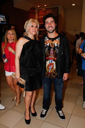 Sandro Pedroso com a mãe em estreia de peça em São Paulo (Foto: Thais Aline e Leo Franco/ Ag. News)