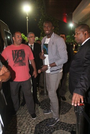 Usain Bolt deixa hotel na Zona Sul do Rio (Foto: Rodrigo dos Anjos / Ag. News)