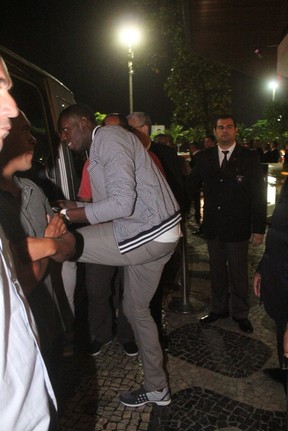Usain Bolt deixa hotel na Zona Sul do Rio (Foto: Rodrigo dos Anjos / Ag. News)