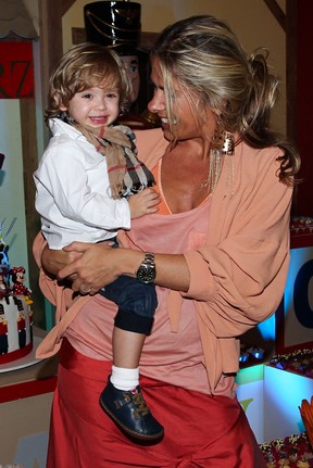 Adriane Galisteu leva Vittorio a festinha infantil (Foto: Manuela Scarpa/Foto Rio News)