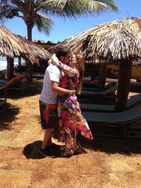 Solange Almeida e o marido,  Wagner Miau, em praia do Nordeste (Foto: Divulgação)