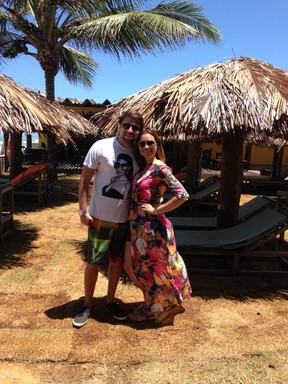 Solange Almeida e o marido,  Wagner Miau, em praia do Nordeste (Foto: Divulgação)