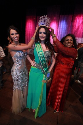 Ex-BBB Aradina e Majorie Marchi entregam a coroa de Miss Transexual 2012 a Marcela Ohio, candidata do Distrito Federal (Foto: Fred Pontes/ Divulgação)