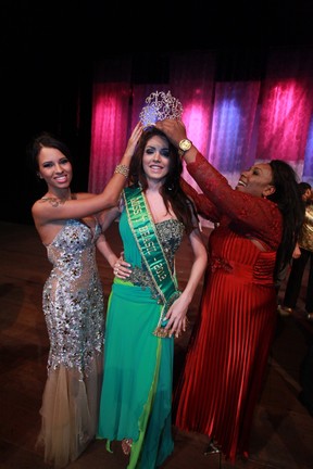 Ex-BBB Aradina e Majorie Marchi entregam a coroa de Miss Transexual 2012 a Marcela Ohio, candidata do Distrito Federal (Foto: Fred Pontes/ Divulgação)
