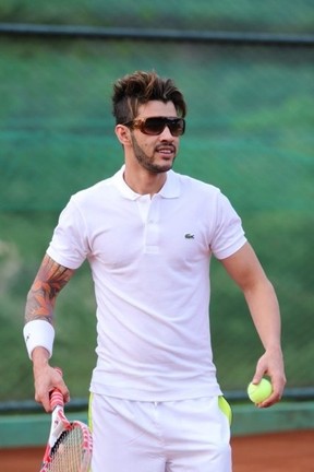 Gusttavo Lima joga tênis (Foto: Twitter/ Reprodução)