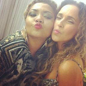 Daniela Mercury e Gaby Amarantos em bastidores de show em Salvador, na Bahia (Foto: Instagram/ Reprodução)